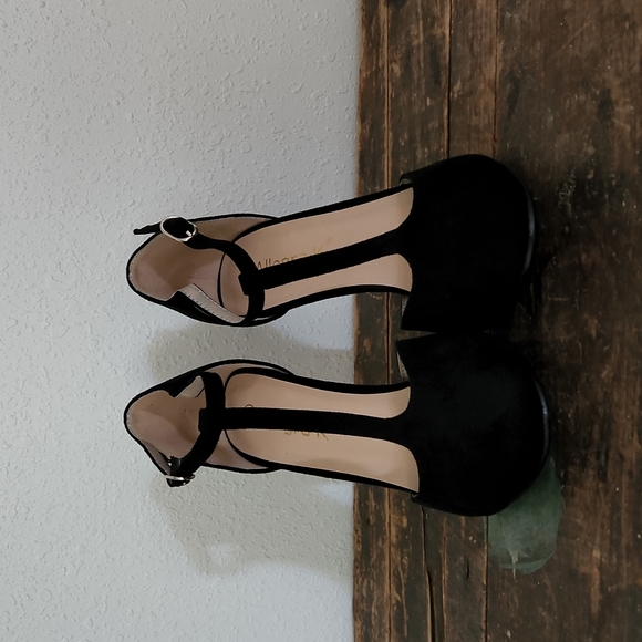 Heels - Picture 2 of 4